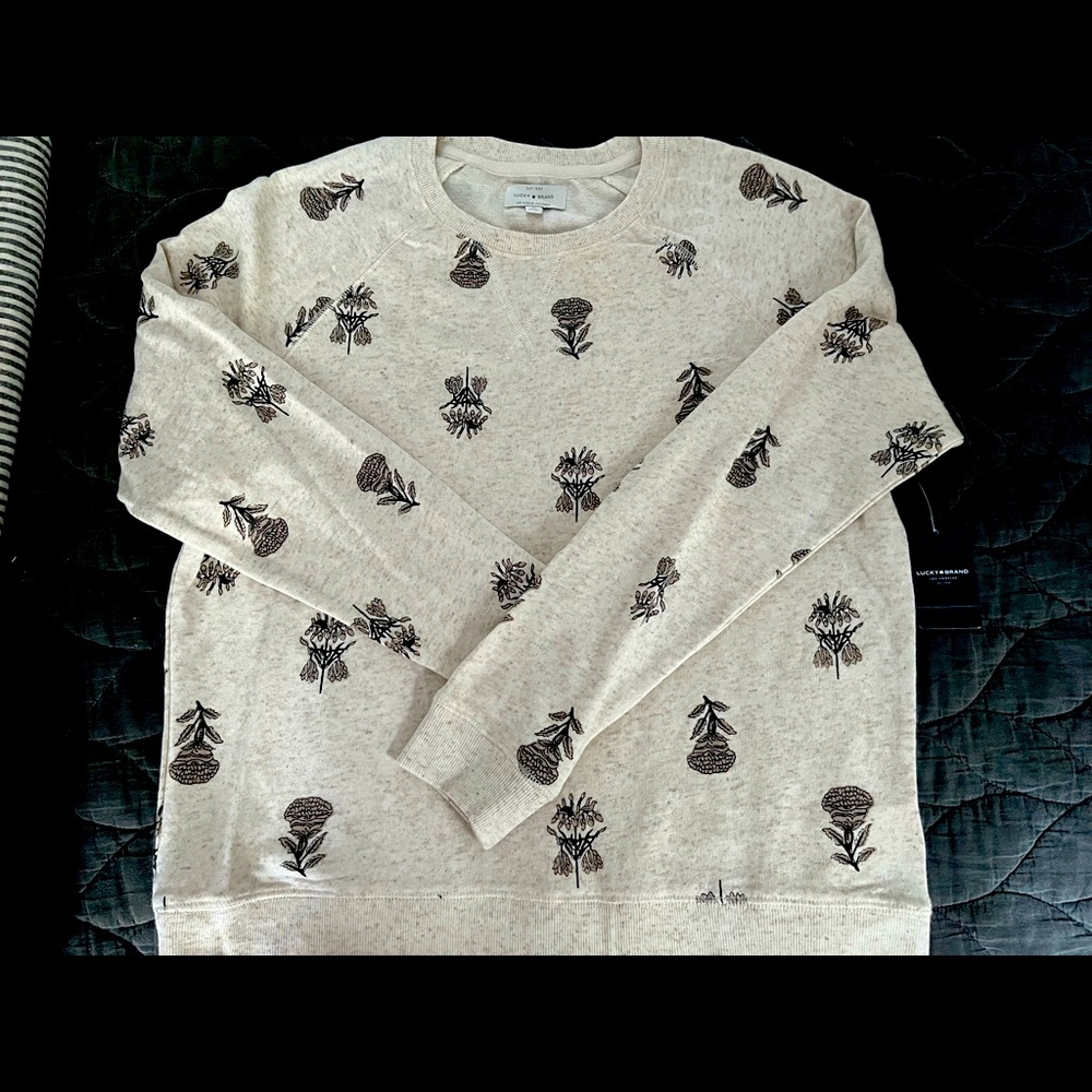New with tags Lucky Brand sweatshirt crewneck. Oatmeal color with floral print.